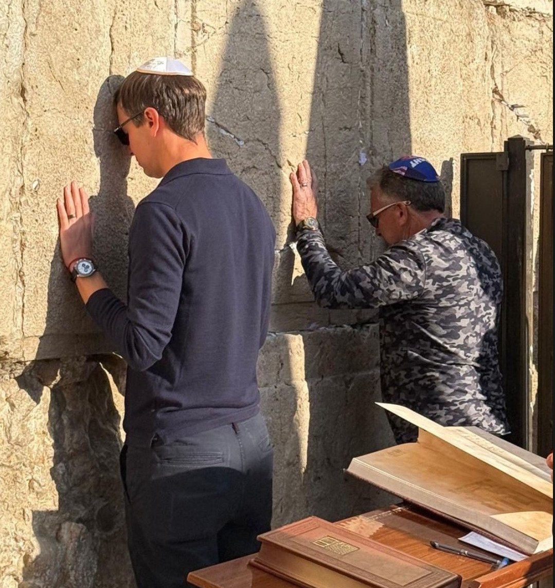 MarioNawfal's tweet image. 🇺🇸🇮🇱 TRUMP ENVOYS PRAY AT THE WESTERN WALL IN JERUSALEM

U.S. Special Envoy Steve Witkoff, along with Jared Kushner and Ivanka Trump, prayed today at the Wailing Wall in Jerusalem. 

A powerful symbol of faith and diplomacy as peace efforts in the region move forward.

Source:…