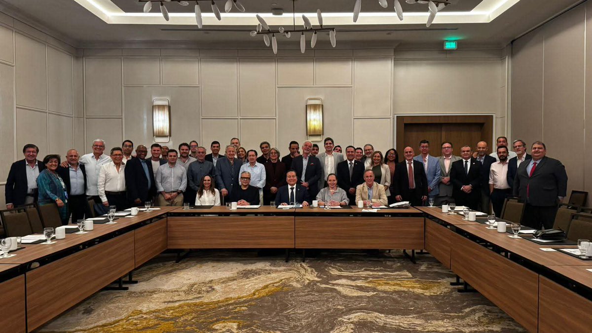 Un año mas cerrando el Simposio de la Sociedad Paraguaya de Urología, realizado en Panamá, en el marco del Congreso de la Confederación Americana de Urología. Una numerosa delegación, ha dicho Presente! <a href="/CAU_URO/">Confederación Americana de Urología (CAU)</a>