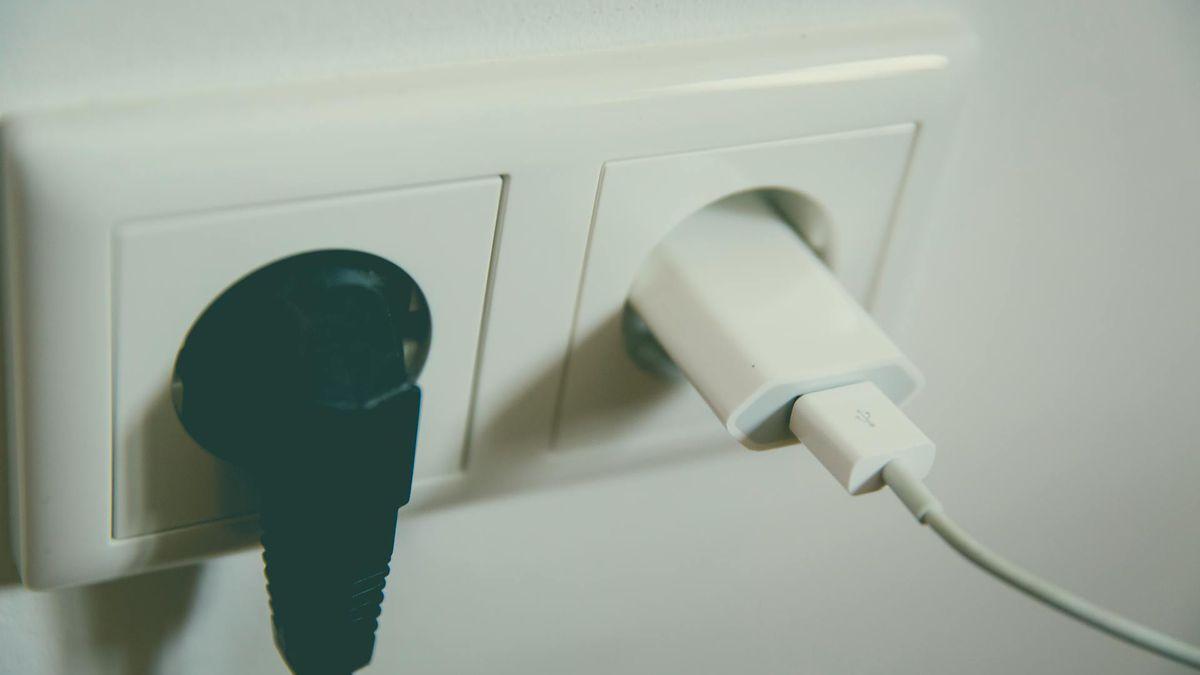 canaltech's tweet image. É VERDADE que deixar o carregador na tomada sem o celular consome alguma energia canaltech.com.br/internet/e-ver…