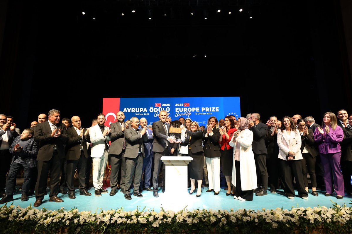 Yilmaz_feray's tweet photo. 🏆 Bu gurur hepimizin!…

📍2025 Avrupa Ödülü Takdim Töreni (2025 Europe Prize) 🇹🇷🏆🇪🇺

Avrupa Konseyi Parlamenter Meclisi’nin en prestijli ödülü olan “Avrupa Ödülü /Euro Prize 2025” bu yıl #Gaziantep’e verildi!

Bu başarı; yıllardır uluslararası alanda yürüttüğümüz güçlü ilişkilerin, kurduğumuz ortaklıkların, dayanışma kültürünün ve şehrimizin küresel görünürlüğünü artıran çalışmaların sonucudur.

Gaziantep;
Dünya şehirleriyle kurduğu bağlantılar, Uluslararası etkinliklere yaptığı ev sahipliği, çevre dostu projelerle geliştirdiği yeşil şehir vizyonu sayesinde Avrupa’nın en değerli ödüllerinden birine layık görüldü.

Bu ödül, Gaziantep’in sadece Türkiye’de değil, Avrupa’da da örnek gösterilen bir şehir haline geldiğinin tescilidir.

#AvrupaÖdülüGaziantepin
Tebrikler @FatmaSahin 
Tebrikler #Gaziantep