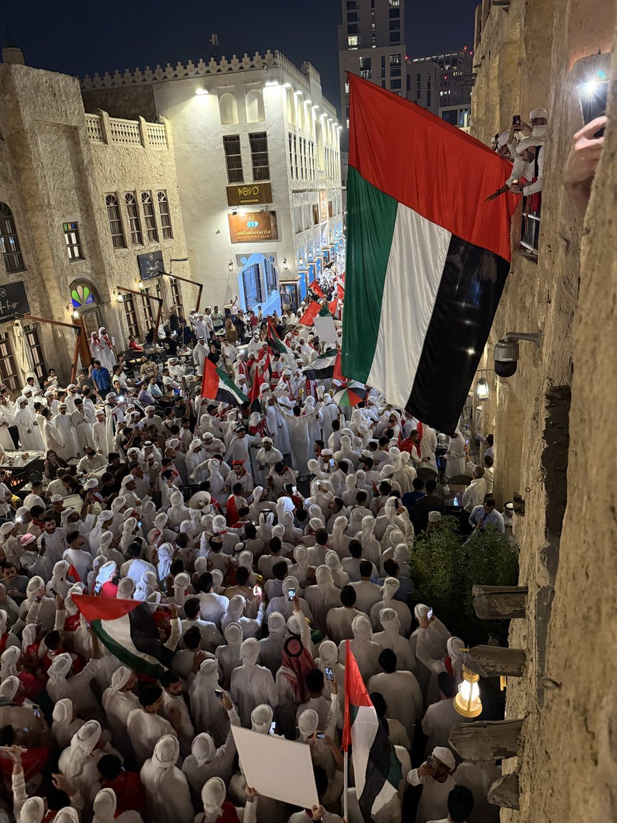 uae__o's tweet image. •. رسالة إلى لعيبة #منتخب_الإمارات الجمهور لبوا نداء الوطن، ومتواجدين في #قطر ( سوق واقف ) لدعمكم، وحاملين معهم حلم الصعود لكأس العالم .

•. ارجوكم أعطوا كل ما عندكم وحققوا #حلم_وطن وعودوا ببطاقة التأهل، من أجل شعب حلم كثيراً وأمن بكم رغم كل الصعاب .

اللهم اكتب التأهل لمنتخب…