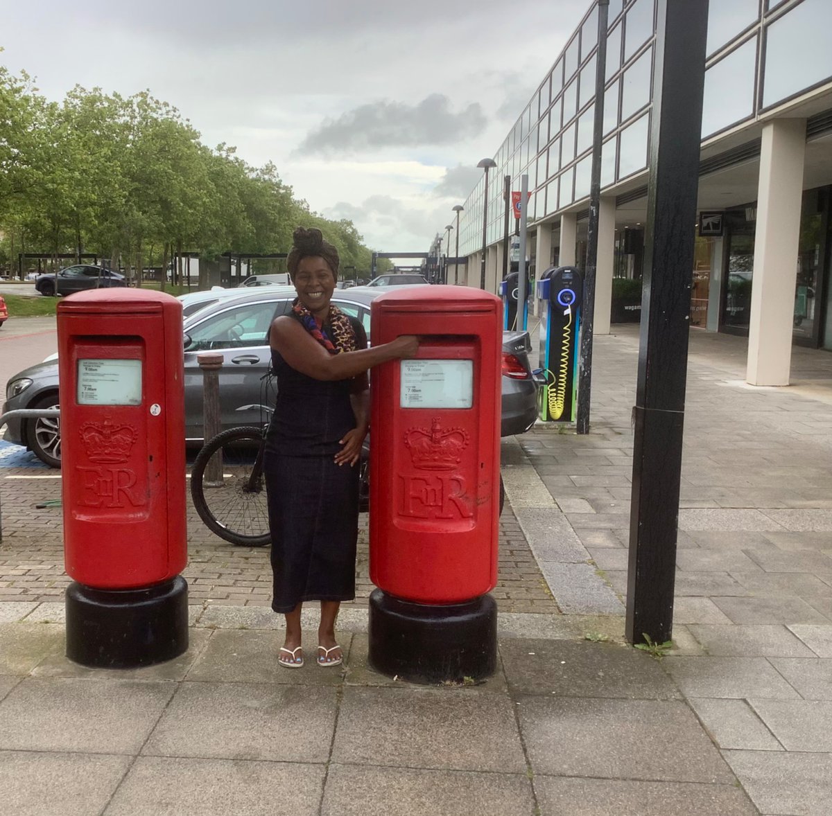 TheWritingWeb's tweet image. Happy #PostboxSaturday from this pair of ERII Type K pillar boxes that stand outside the Milton Keynes shopping centre that Cliff Richard skated around in his 1981 ‘Wired for Sound’ video. 💌