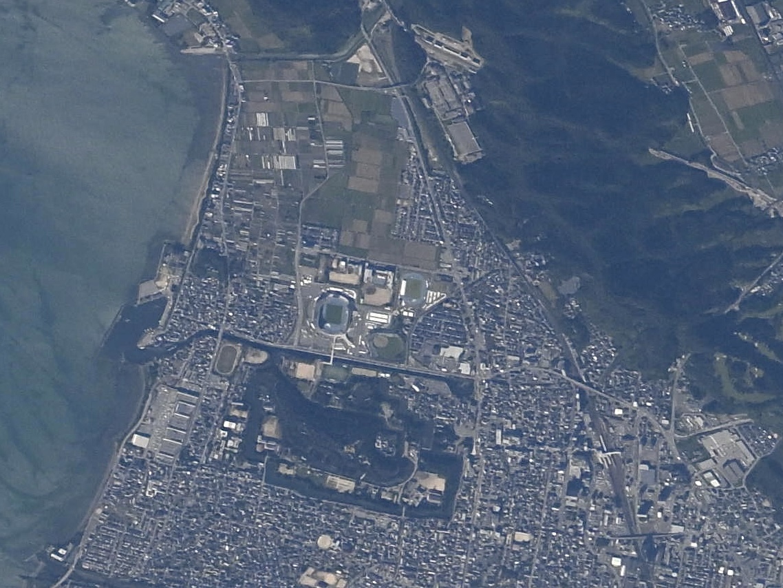 Astro_Kimiya's tweet image. 皆さん、おはようございます！
突然で恐縮ですが、今朝は早起きして琵琶湖周辺の行ってみたい場所を撮影しました。
私が行ってみたい場所が、この写真から全てわかったら凄いです！
全てわかった方には、宇宙から♡を送らせていただきますね。