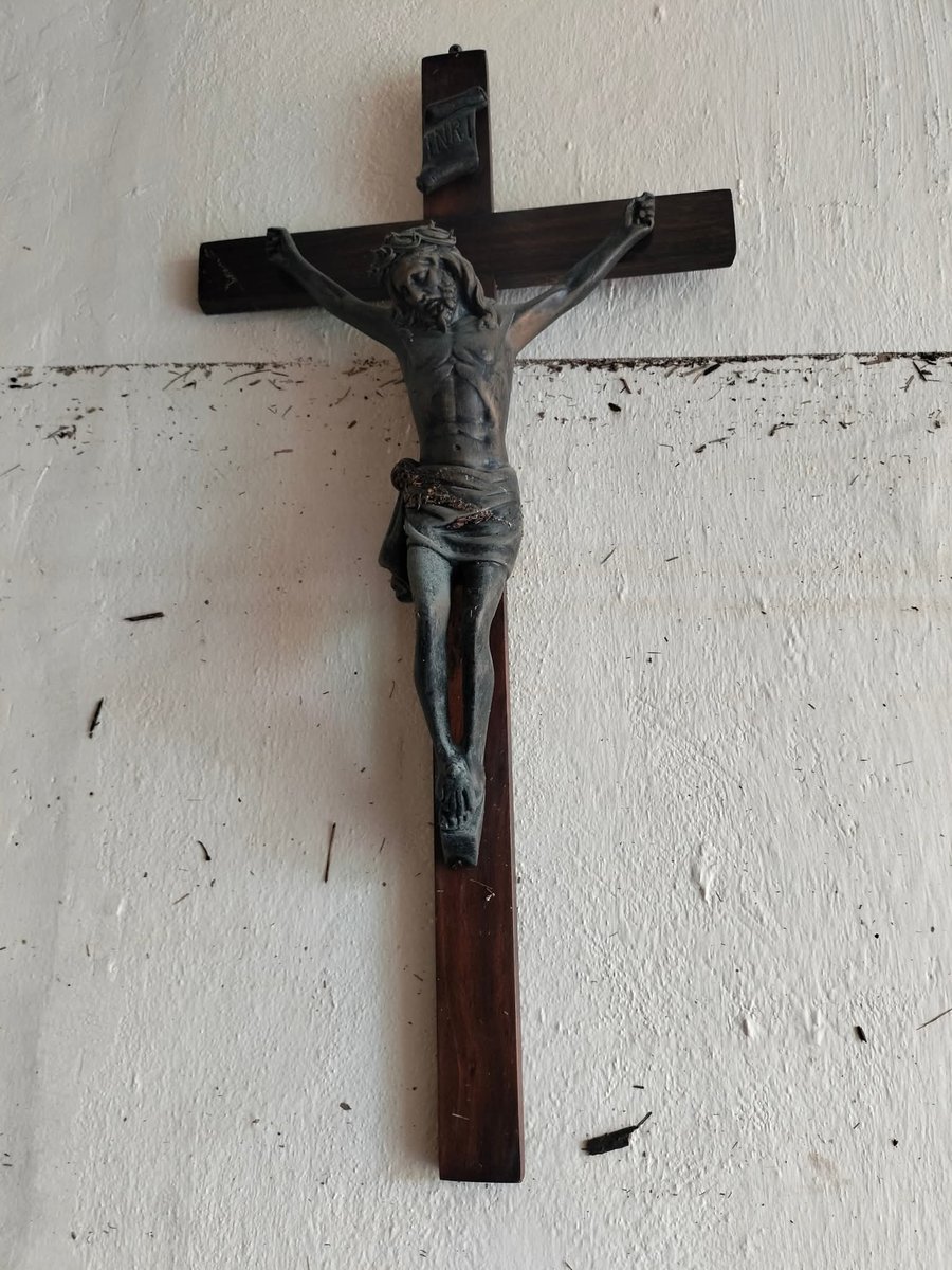 Fotografía tomada en la casa de un amigo muestra la altura de la inundación dentro de su casa en Poza Rica, Veracruz; 2 metros de altura. El nivel nunca sobrepasó la imagen de Jesucristo.

#PozaRica
#Veracruz