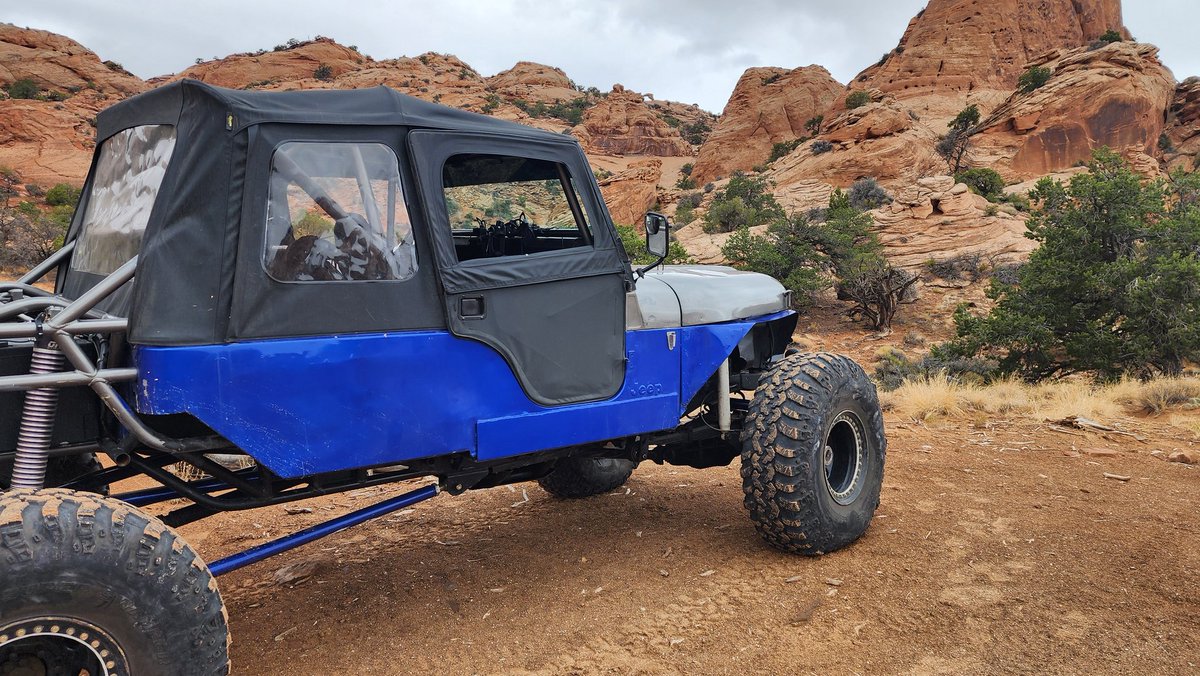 Rock2rock0674's tweet image. I spy an arch.  Its a bit off the beaten path well worth the trail. #moab #behindtherocks #jeep