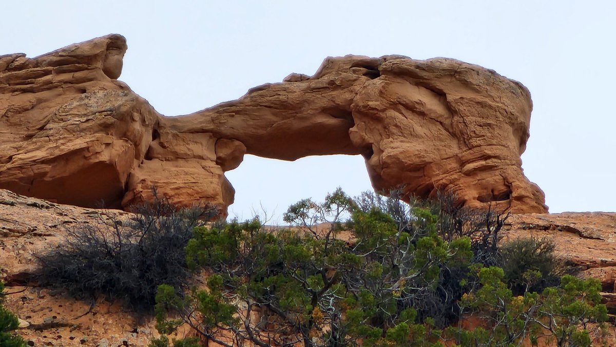 Rock2rock0674's tweet image. I spy an arch.  Its a bit off the beaten path well worth the trail. #moab #behindtherocks #jeep