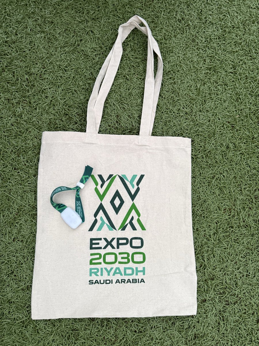 大阪万博　サウジアラビア　トートバック 5月に行ったサウジアラビア🇸🇦 . アラビア語のトートバッグと
