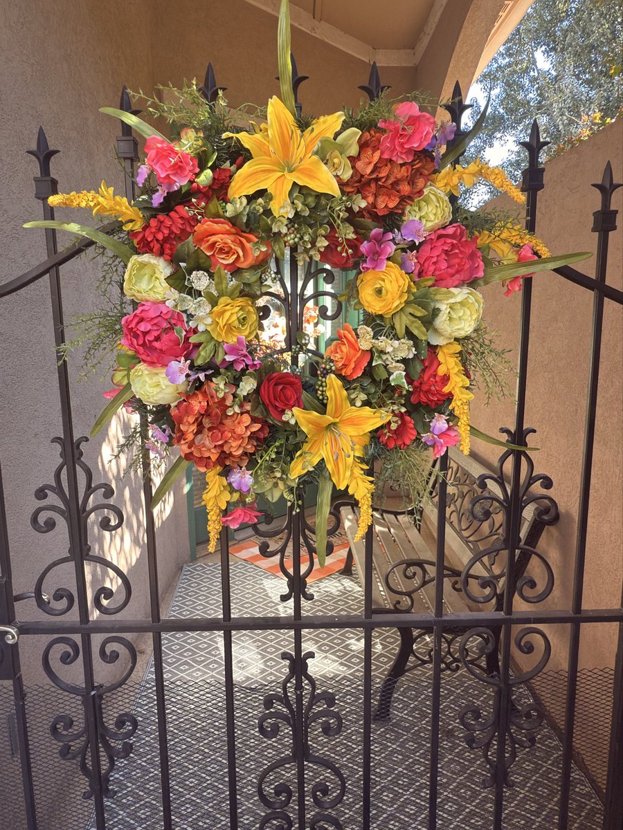 Image for the Tweet beginning: Loved this bright summer wreath,