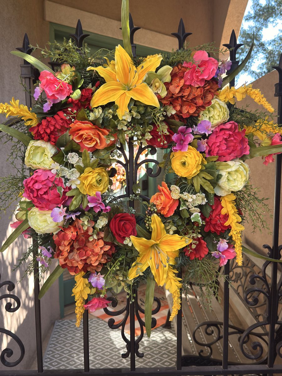 Image for the Tweet beginning: Loved this bright summer wreath,