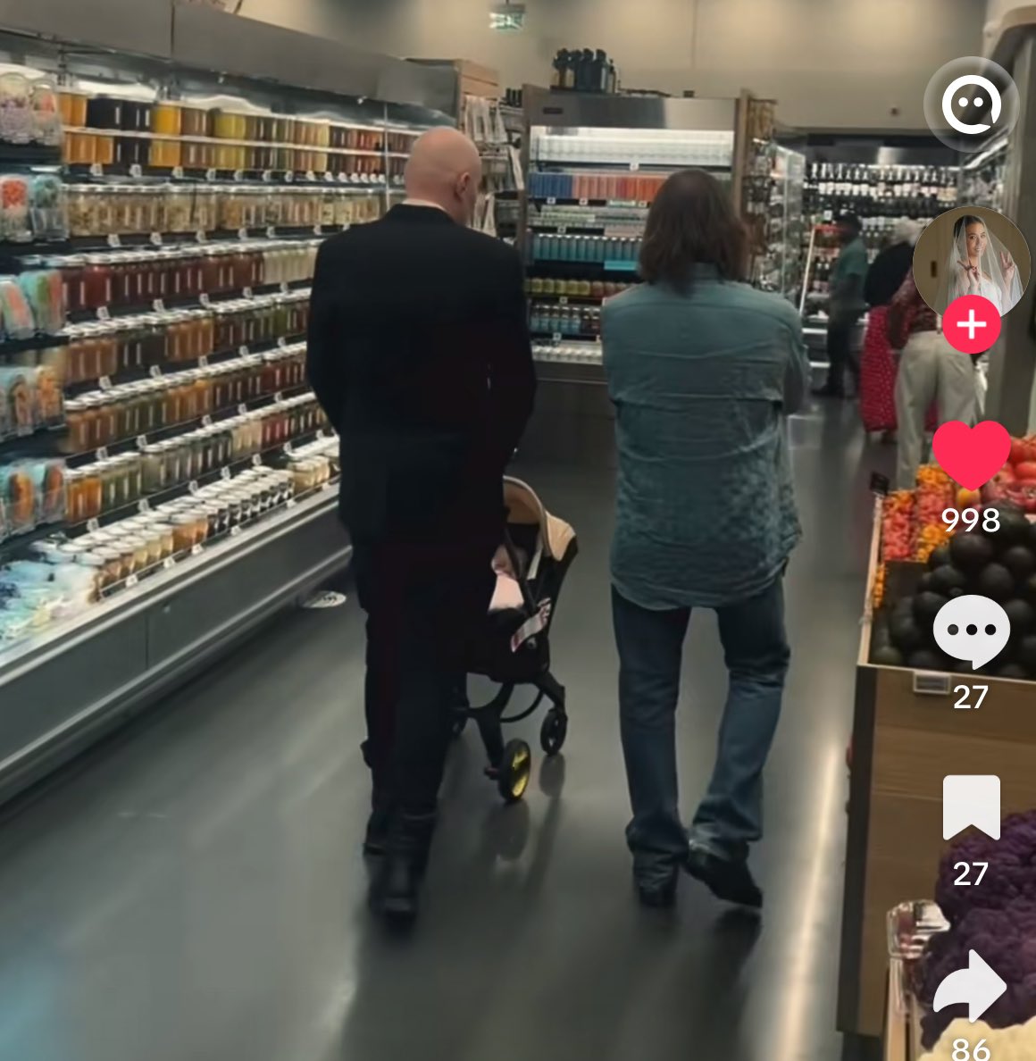 lo_botomy_'s tweet image. Billy Corgan and Gerard Way spotted at Erewhon Pasadena