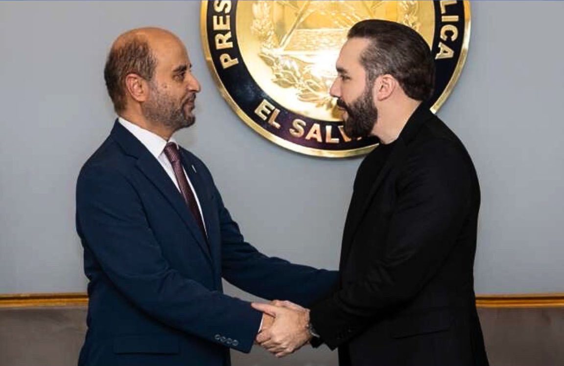 alertanoti's tweet photo. BUKELE LOGRA HISTÓRICA INVERSIÓN DE LA OPEP: EL SALVADOR RECIBIRÁ $100 MILLONES PARA PROYECTOS DE DESARROLLO 

El presidente de El Salvador @nayibbukele sostuvo una reunión con Abdulhamid Alkhailfa, presidente de la OPEP (Organización de Países Exportadores de Petróleo) administrador de los fondos para el Desarrollo Internacional (Fondo OPEP) , en la que se consolidó una alianza estratégica para impulsar el crecimiento inclusivo y el progreso sostenible de El Salvador.

Durante el encuentro se abordaron dos ejes principales: fortalecer la cooperación en apoyo a las prioridades de desarrollo del país y explorar nuevas oportunidades de colaboración entre los sectores público y privado.

Como resultado, el OPEP Fund anunció un respaldo financiero de $350 millones, de los cuales $100 millones serán destinados a nuevas inversiones en territorio salvadoreño, con énfasis en los sectores de agricultura, salud, energía y finanzas.

El acuerdo busca fortalecer la seguridad alimentaria, desarrollar el capital humano, promover el comercio y la inversión privada, construir infraestructura, mejorar la capacidad institucional y fomentar acciones climáticas.

Esta alianza refuerza el posicionamiento de El Salvador como un socio confiable para la inversión internacional y consolida la visión del Gobierno de Bukele de promover el desarrollo económico con impacto social y sostenibilidad.

“Estamos avanzando hacia un crecimiento inclusivo y duradero para los salvadoreños”, destacó el comunicado @FondoOPEP.

En detalle,  los convenios que incluyen dos programas estratégicos:

🌊 Surf City Programa – Fase II

Con una inversión de $70 millones, se busca:

Rehabilitar más de 20 kilómetros de carreteras.

Expandir sistemas de saneamiento y aguas residuales beneficiando a 125,000 residentes.

Impulsar el turismo sostenible y la generación de empleos locales en zonas costeras.

🌾 Proyecto Progresar Rural

Con una inversión adicional de $30 millones, el proyecto pretende:

Fortalecer los ingresos, resiliencia y seguridad alimentaria de más de 74,000 hogares rurales.

Promover una agricultura climáticamente inteligente.

Mejorar el acceso a los mercados y la infraestructura rural.