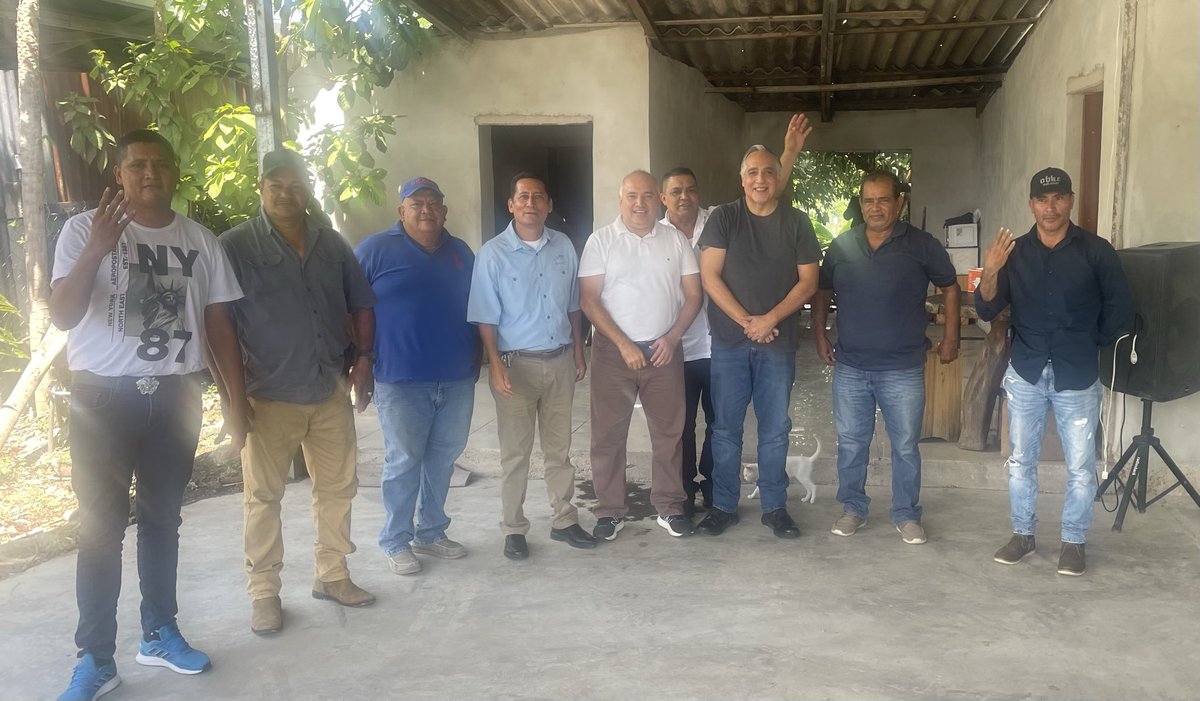 UlloaMoi's tweet photo. Exitosa reunión de trabajo con la directiva de la Asociación de policías retirados de la escala básica APREB en Comayagua. En los próximos días, 3000 de sus miembros, serán capacitados en la defensa del voto. Vamos a proteger la voluntad del pueblo.  @SalvaPresidente @PLHonduras https://t.co/lHrvhqSzmw