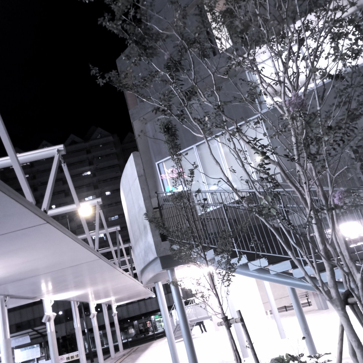 djunderline's tweet image. #LATTICE #格子 神戸
格子は日常時, ただ歩いているだけでも, 対象に依存せず反転領域を仮想させるトリガー指定に最も適任なので好んでいる. 次元の扉にしたということ