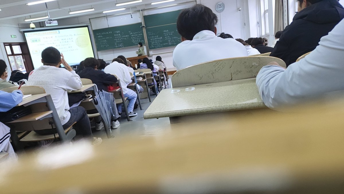 FeiJuan68232's tweet photo. 我也是旁听上高数课了 https://t.co/G1ACm3uQrW