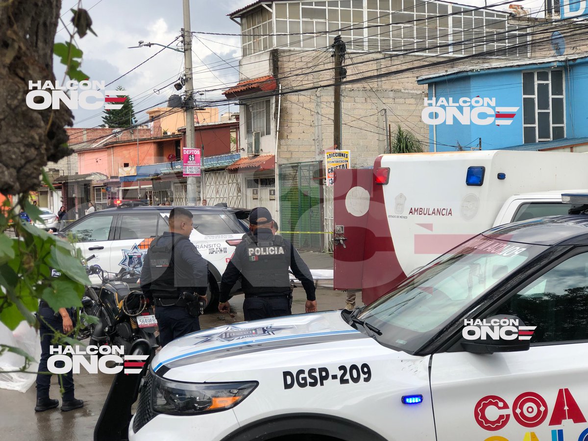 HalconOnce's tweet image. Fatal accidente en #Edomex. 

Una joven #motociclista murió al ser aplastada por un camión repartidor de agua embotellada en Eje 8 y Enrique Millán, #SanRafael #Coacalco. 

Había derrapado tras chocar con otra moto, murió al instante. 

Conductores involucrados detenidos.
