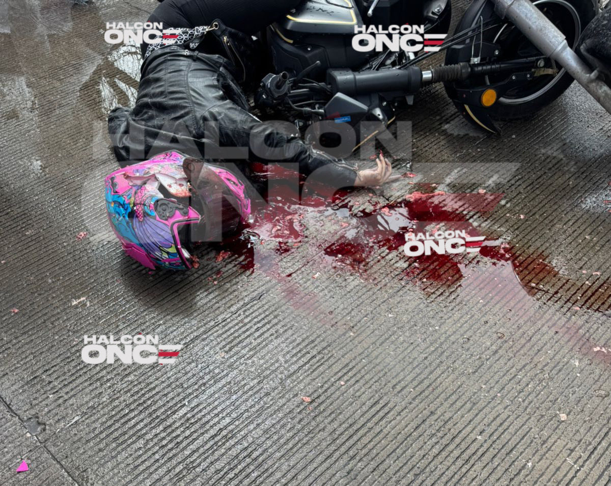 HalconOnce's tweet image. Fatal accidente en #Edomex. 

Una joven #motociclista murió al ser aplastada por un camión repartidor de agua embotellada en Eje 8 y Enrique Millán, #SanRafael #Coacalco. 

Había derrapado tras chocar con otra moto, murió al instante. 

Conductores involucrados detenidos.