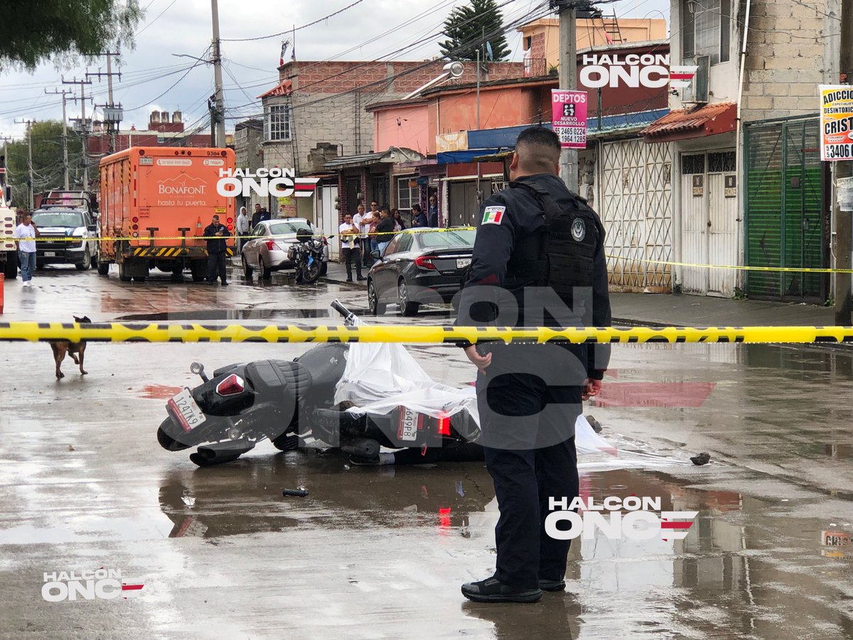 HalconOnce's tweet image. Fatal accidente en #Edomex. 

Una joven #motociclista murió al ser aplastada por un camión repartidor de agua embotellada en Eje 8 y Enrique Millán, #SanRafael #Coacalco. 

Había derrapado tras chocar con otra moto, murió al instante. 

Conductores involucrados detenidos.