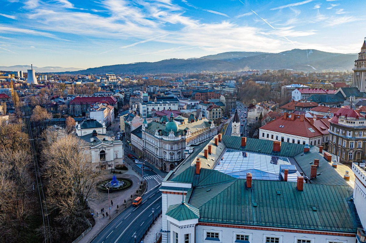 travel2poland's tweet image. Nichée entre les Beskides, #BielskoBiała est une perle du sud de la #Pologne : rues animées et nature à deux pas. ⛰️🚴‍♂️

#visitpoland