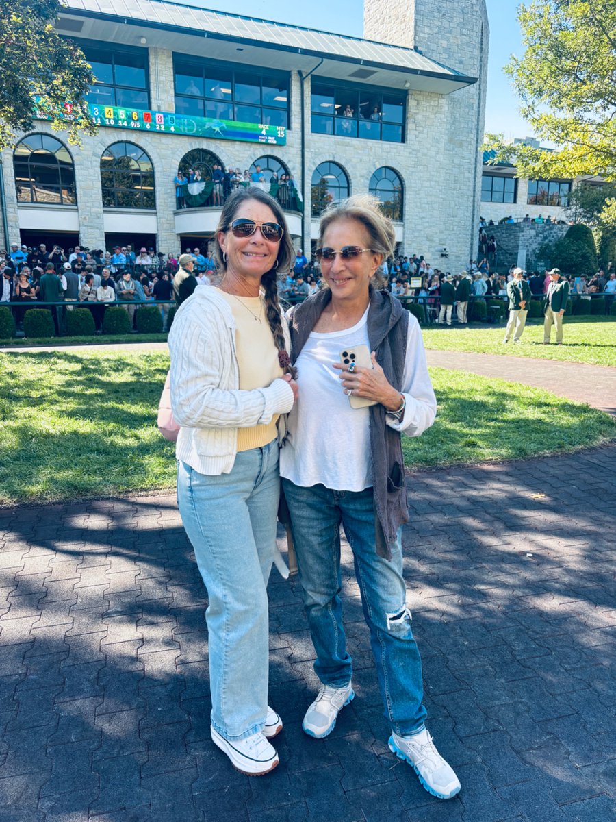 maggimoss's tweet image. So many highlights of amazing trip to Lexington @horseracingwmn so invigorating,  w Kelly of @CaribbeanOTTB ( Herculean work) getting to see Koufax , happily retired and of course my dearest friends Ann Banks and Debbie Long #timetogohome ❤️