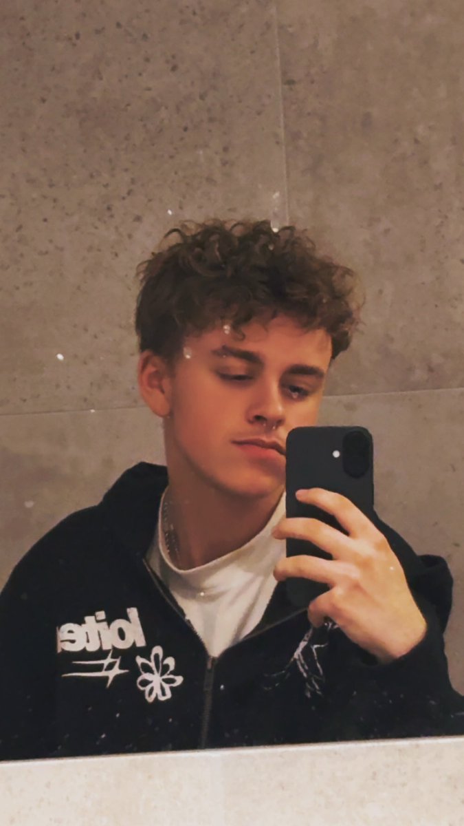 Fursuit vs fursuiter 😛

#fursuit #fursona