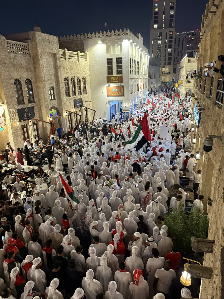 لستُ في أبوظبي
لستُ في العين
لستُ في الشارقة

الصورة في قطر .. نعم وأغلب هذه الجماهير دون تذاكر!

شغف تاريخي 😰🇦🇪