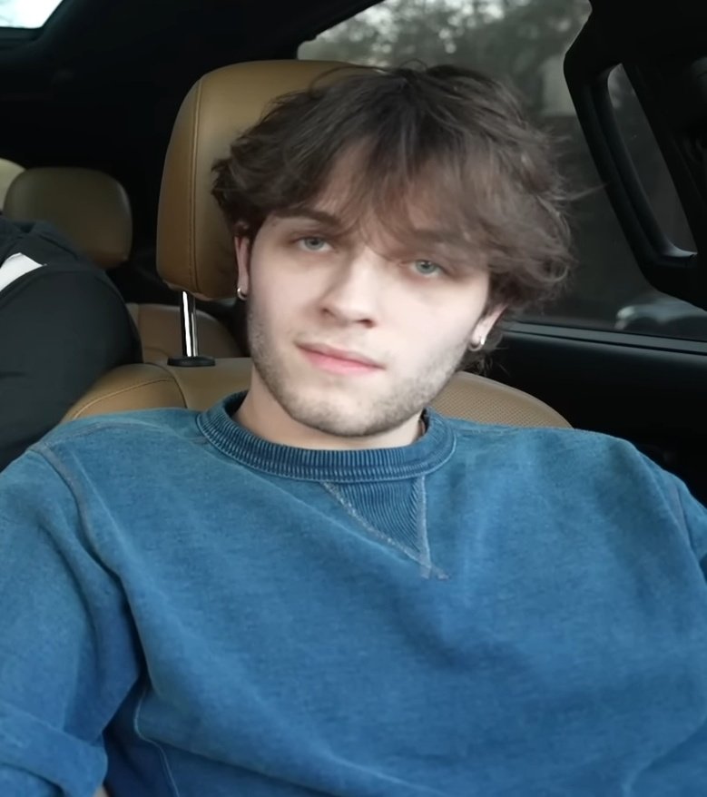 applepiematt's tweet photo. i can't focus the video while this pretty boy looking at me like that https://t.co/ZjzjAZGfG2