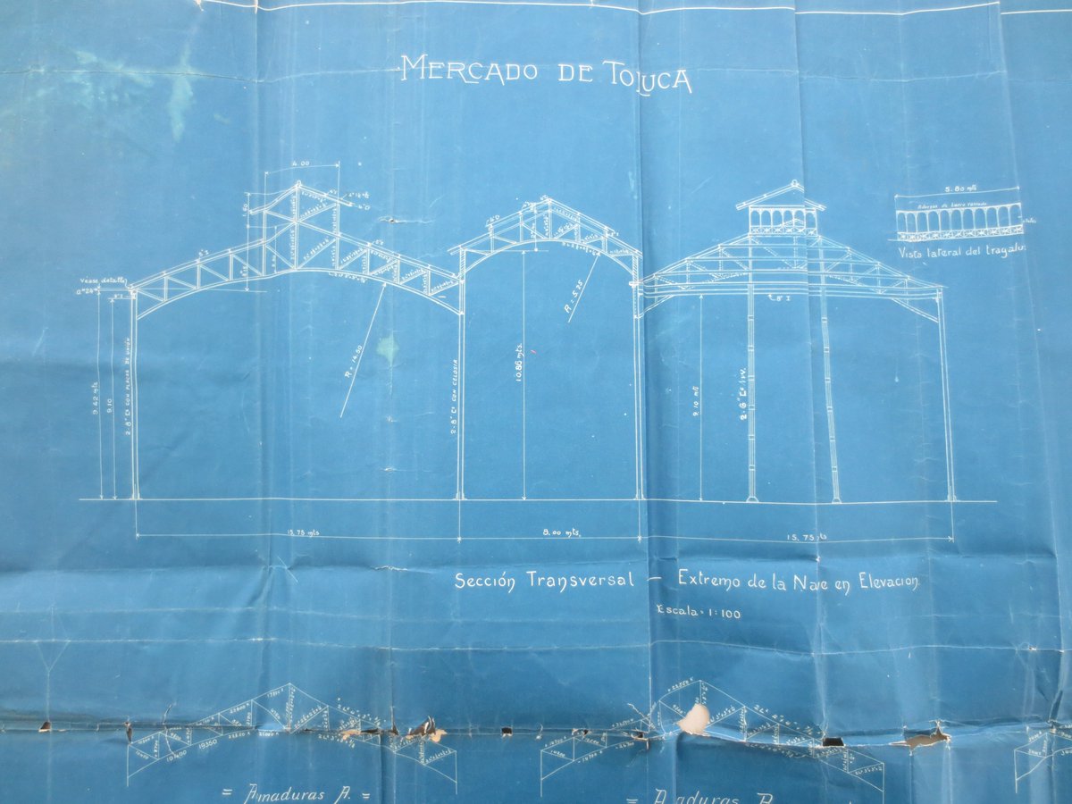 AdrianZarate4's tweet image. Ese día visitó el archivo municipal de @TolucalaBellaCd buscaba algo interesante que conocer, abrio la vieja caja que decía mercados y aparecieron esos viejos papeles azules mal doblados y con roturas. Al desplegarlo vio que eran unos planos, tomó su teléfono  y sacó una #foto.
