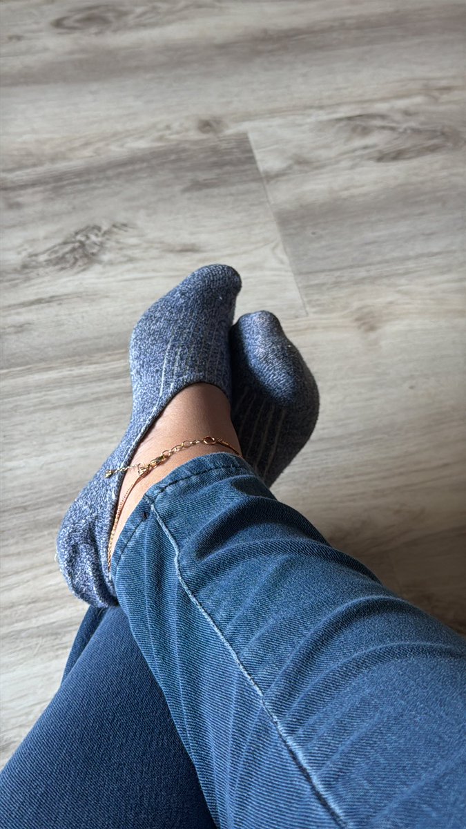 goddess_cati98's tweet photo. Who’s paying? #walletdrain #feetworshi̇p #feetfetısh #footfetısh #findom https://t.co/ZWv0eu1lDu
