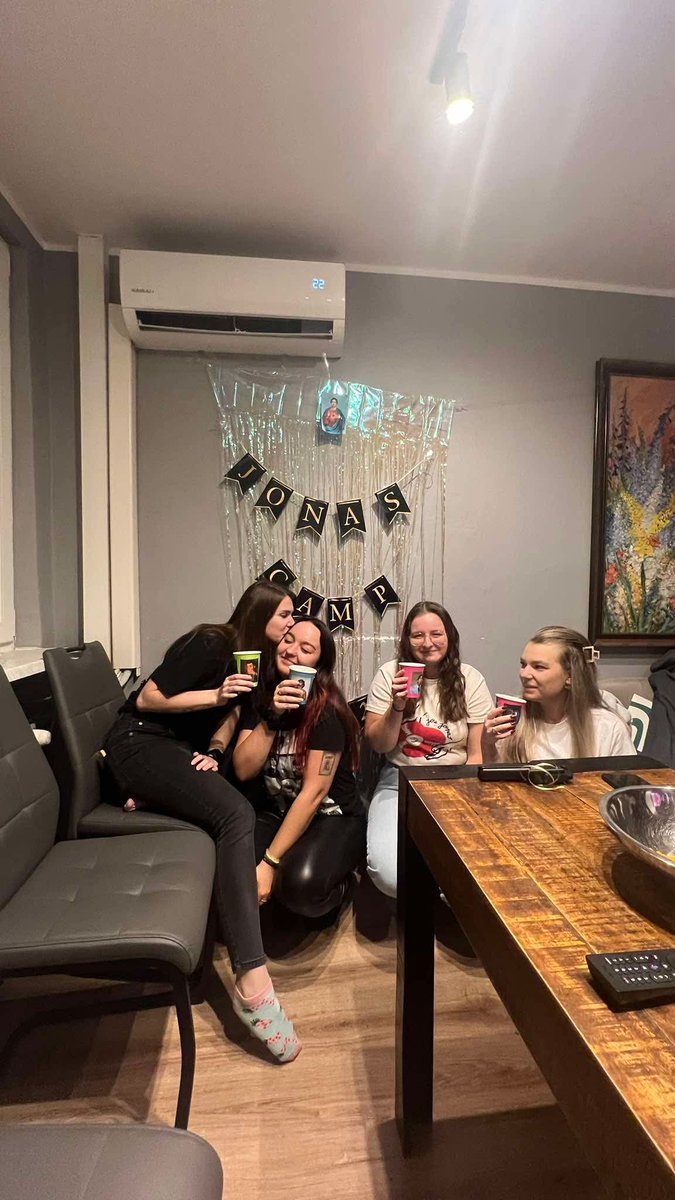 JustMaddieJoeJ's tweet image. ONE WEEK AFTER JONAS CAMP 🥹 I miss my girls ❤️

Guys, were we LOUDER ? 
#backwards #jonasbrothers #joejonas #nickjonas #kevinjonas #jonascamp