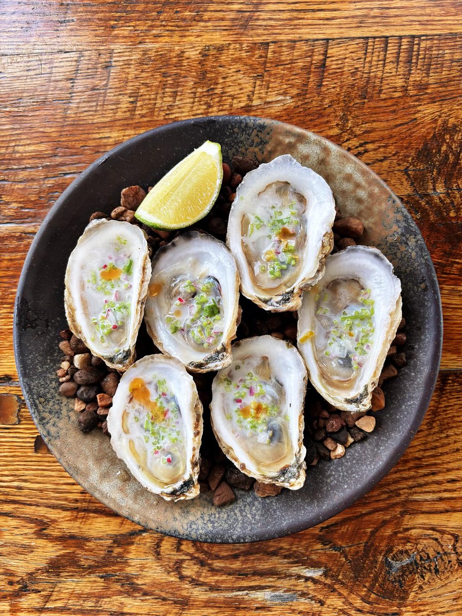 FreshOnTheMenu's tweet image. Oyster season is here. 🦪 Keep an eye out for creative oyster toppings, special deals and oyster roasts at your favorite Fresh on the Menu restaurants as we roll through peak oyster season. 

📸: FARM (Bluffton), Oysters on the Half Shell: buttermilk, lime, serrano, cilantro,…