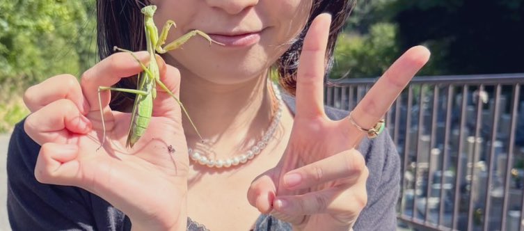 人懐こい蟷螂とのツーショを親に撮らせる秋🍂