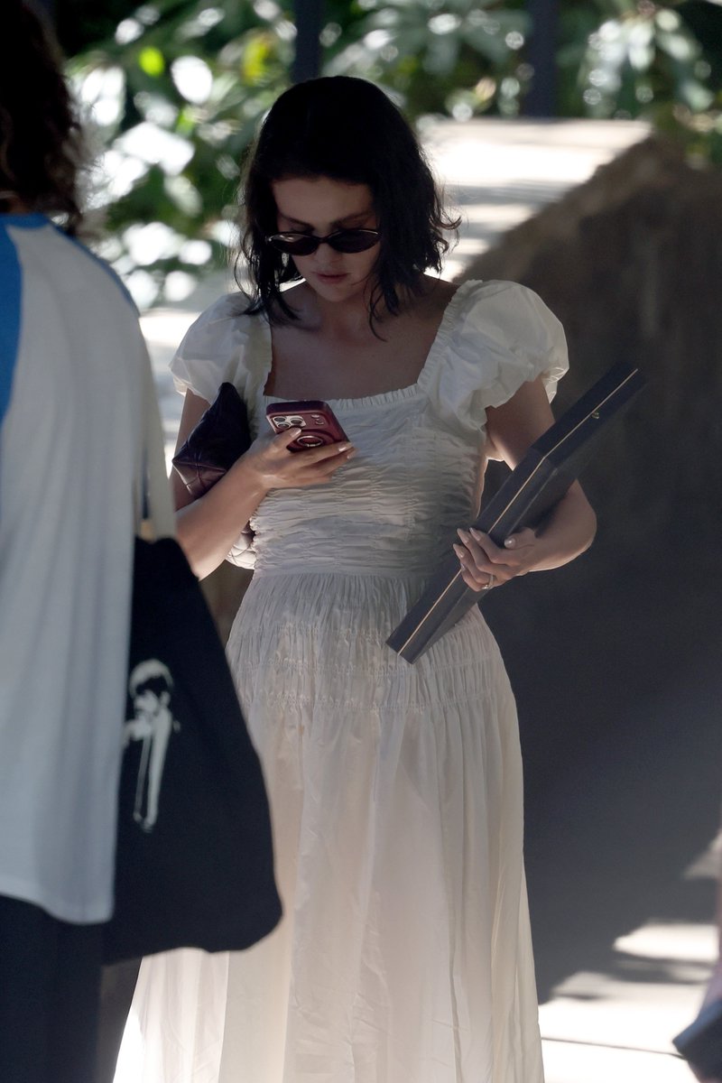 SELENATORSSMDA's tweet image. New paparazzi candids of Selena leaving Bel-Air Hotel on October 9 in Los Angeles.

More candids: gallery.armyofselenagomez.com/Candids/9-Octo…