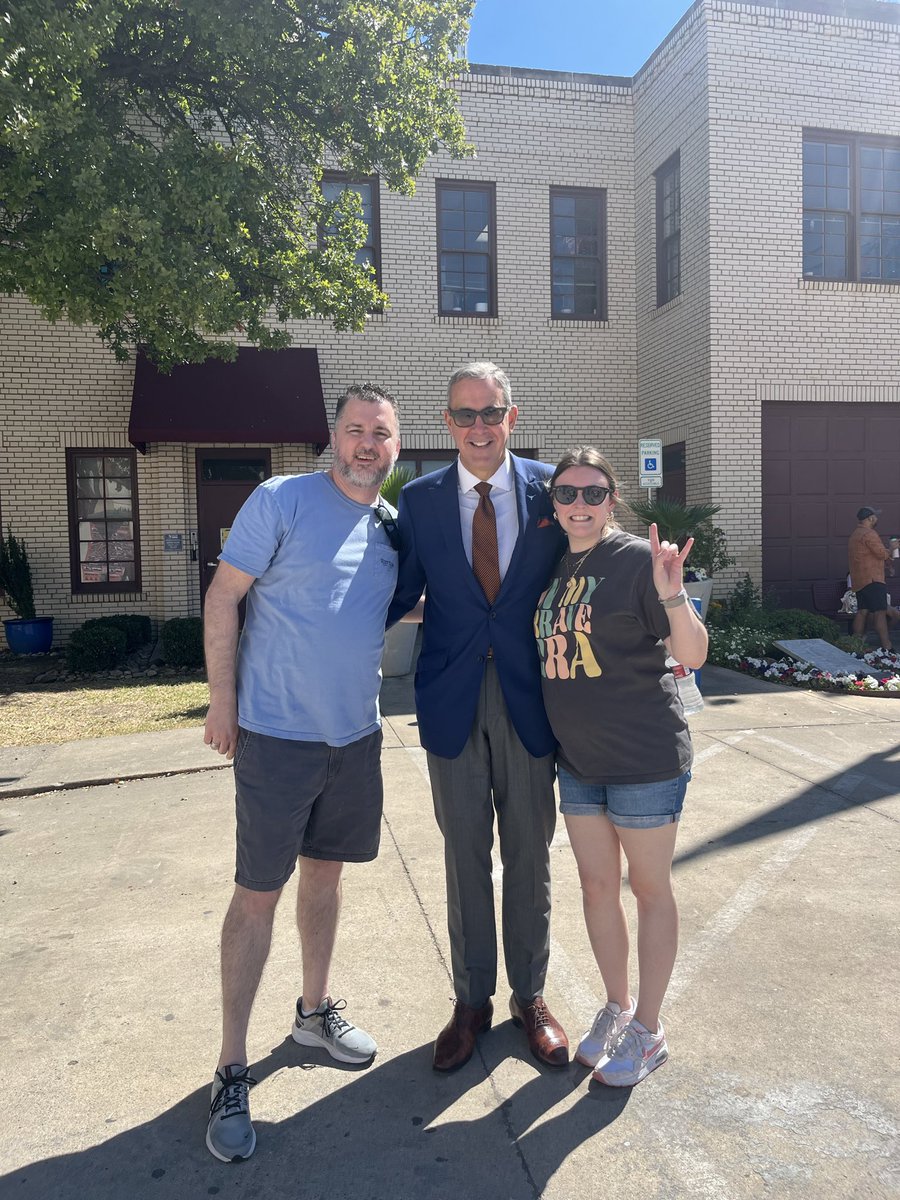 graciebailey_'s tweet photo. Never know who you’re gonna run into at @StateFairOfTX so great to meet @_delconte https://t.co/eb3TvpVIFn