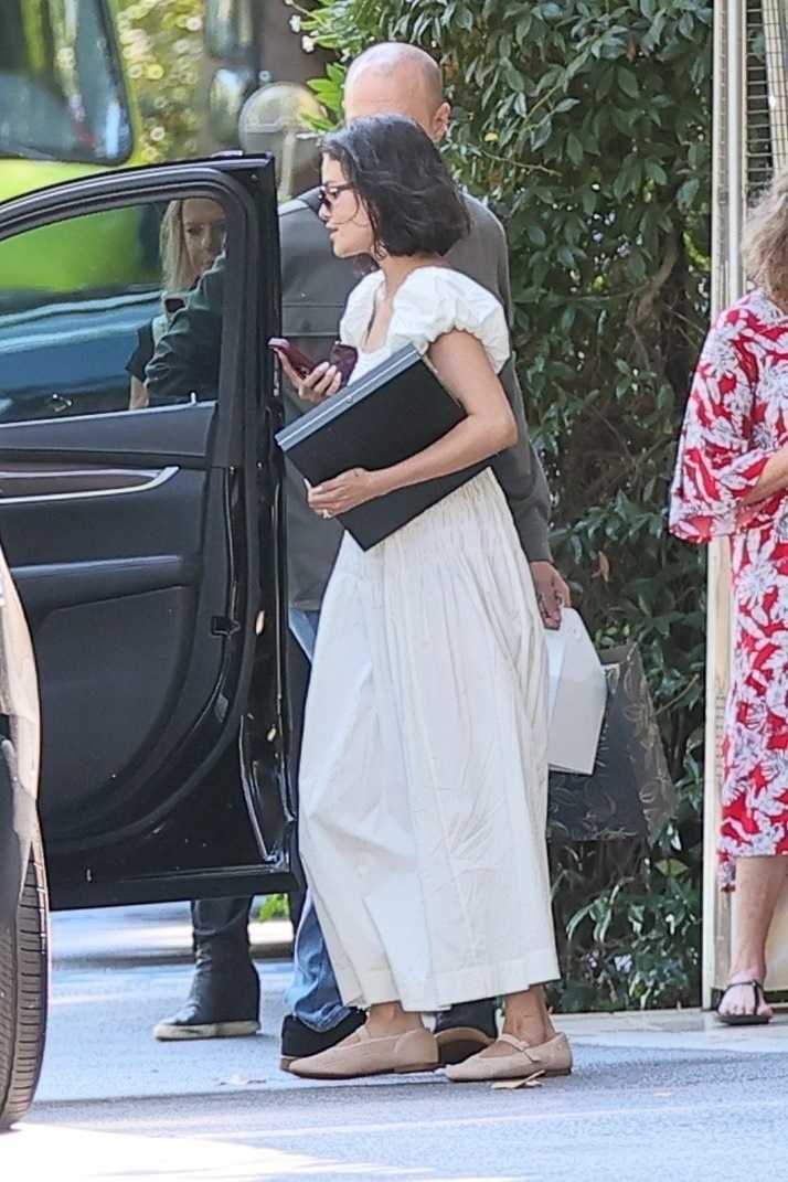 SELENATORSSMDA's tweet image. New paparazzi candids of Selena leaving Bel-Air Hotel on October 9 in Los Angeles.

More candids: gallery.armyofselenagomez.com/Candids/9-Octo…
