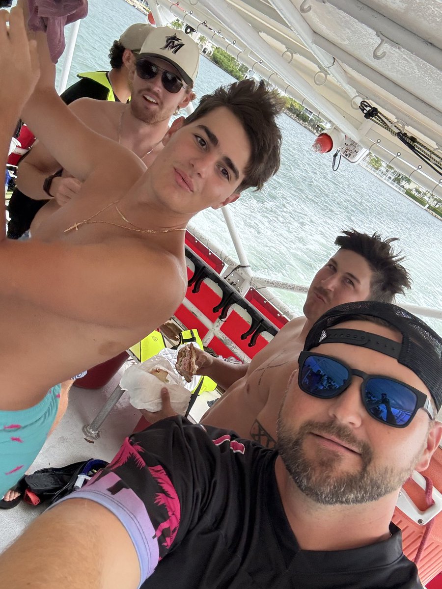 startin’ our weekend in the Keys with a boat day 🛥️

#PawsUp
