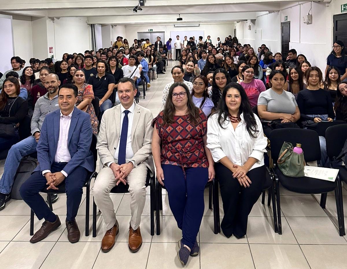 En Veracruz, el Jefe de la Sección Política, Prensa e Información, <a href="/Kevin_O_Connell/">Kevin O'Connell 🇪🇺🤝🇲🇽</a>, charló con estudiantes de la <a href="/UVeracruzanaMx/">Universidad Veracruzana</a> sobre el papel de la UE en el mundo y su asociación estratégica con México.

Fue un gran intercambio.

¡Gracias por el interés y la cálida bienvenida!
