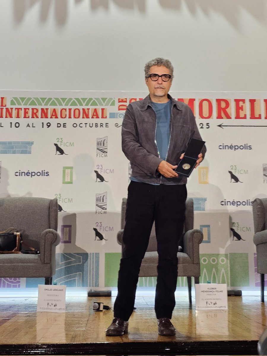 FilmotecaUNAM's tweet photo. 💫"La universidad pública siempre debe ser protegida y divulgada" - Kleber Mendonça Filho, aclamado y multipremiado director brasileño, recibe esta tarde la Medalla #FilmotecaUNAM en el marco del 23er Festival Internacional de Cine de Morelia (@FICM).👏
#FICM2025 https://t.co/9FZKeferqp