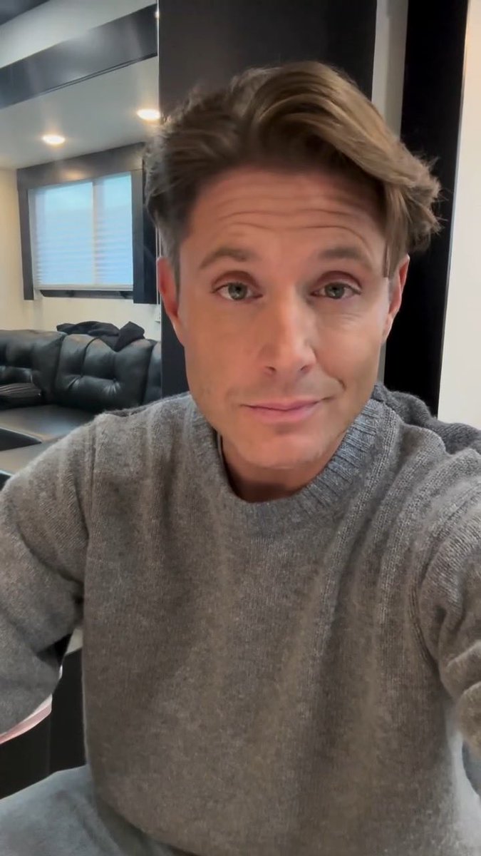 yeehawbubs's tweet image. Jensen’s video is so sad, you can tell he’s upset but at the same time, obviously grateful for the season they had and the time filming #Countdown 

I also cannot pass the opportunity to say hot insanely and distractingly hot he is here 🥵 🤤