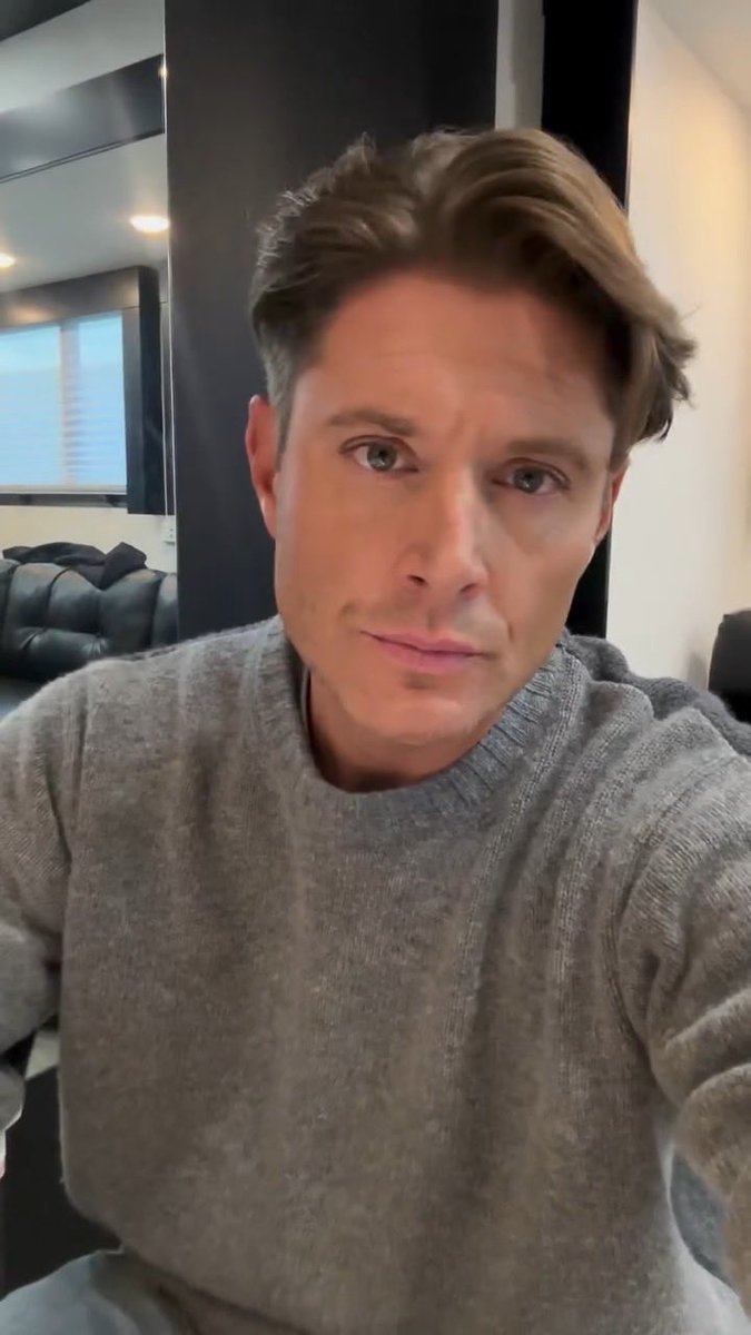 yeehawbubs's tweet image. Jensen’s video is so sad, you can tell he’s upset but at the same time, obviously grateful for the season they had and the time filming #Countdown 

I also cannot pass the opportunity to say hot insanely and distractingly hot he is here 🥵 🤤