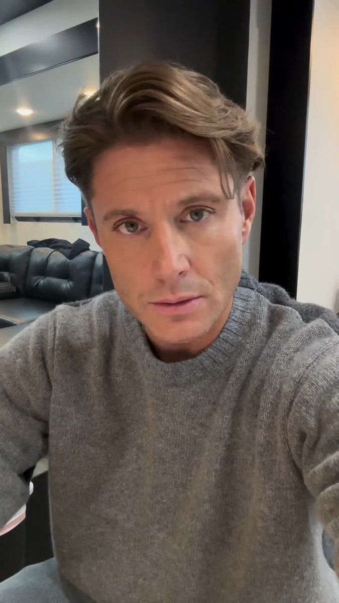 yeehawbubs's tweet image. Jensen’s video is so sad, you can tell he’s upset but at the same time, obviously grateful for the season they had and the time filming #Countdown 

I also cannot pass the opportunity to say hot insanely and distractingly hot he is here 🥵 🤤