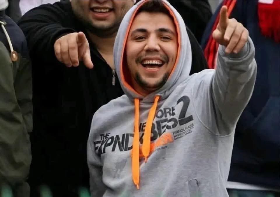 ( لا يعلن إكتمال الصفوف إلا القائد )