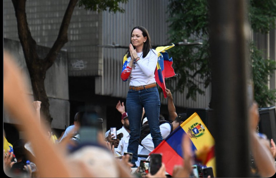 PRESIDENTA COMISIÓN EUROPEA: 

“Felicitaciones, @MariaCorinaYa, por el Premio Nobel de la Paz. Este premio honra no sólo su coraje y convicción, sino cada voz que se niega a ser silenciada, en Venezuela y en todo el mundo. Envía un mensaje poderoso: […]”

Ver texto completo ⬇️👇