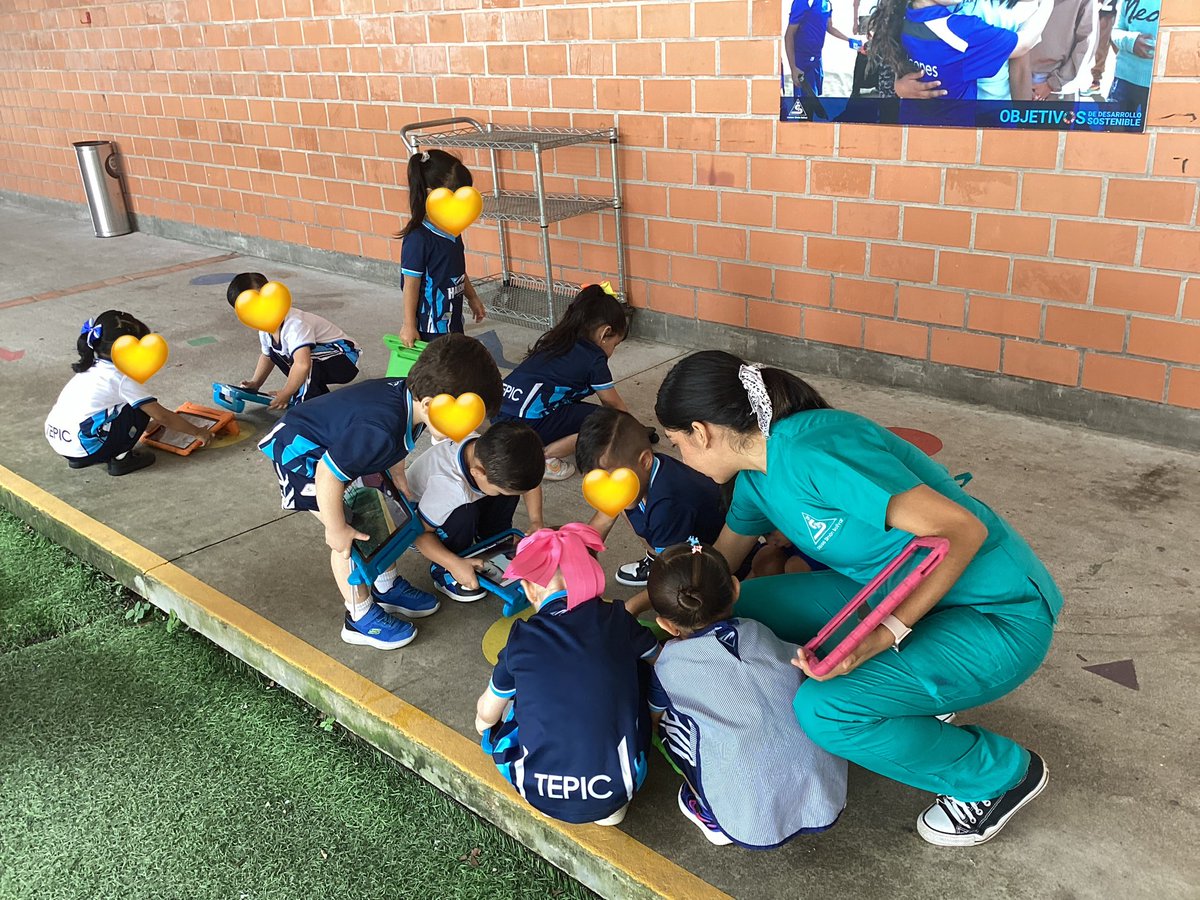 FranquezYareli's tweet photo. Out little explorers went on a “Yellow Hunt!” 🌼 Using their iPads, they looked around their classroom and daily environment to find objects that are yellow🐣. https://t.co/tTKbEkF0iY