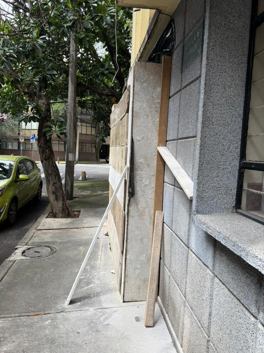 Pbn477933867871's tweet photo. Se solicita la verificación y revisión de esta obra ya que se están haciendo modificaciones en el edificio sin permiso y mayoría aprobada de vecinos en Calle Chicago No. 34 esquina Vermont, Col. Napoles en @BJAlcaldia
Jurídico y Gobierno, necesitamos tu verificación

Estas acciones pueden implicar afectaciones estructurales, por lo que es importante revisar y actuar con precaución. ⚠️ 
Protección civil de @BJAlcaldia
@AccionesBJ
@SSC_CDMX
@BlindarBJ

#TuConcejalEnTuColonia #BenitoJuárez