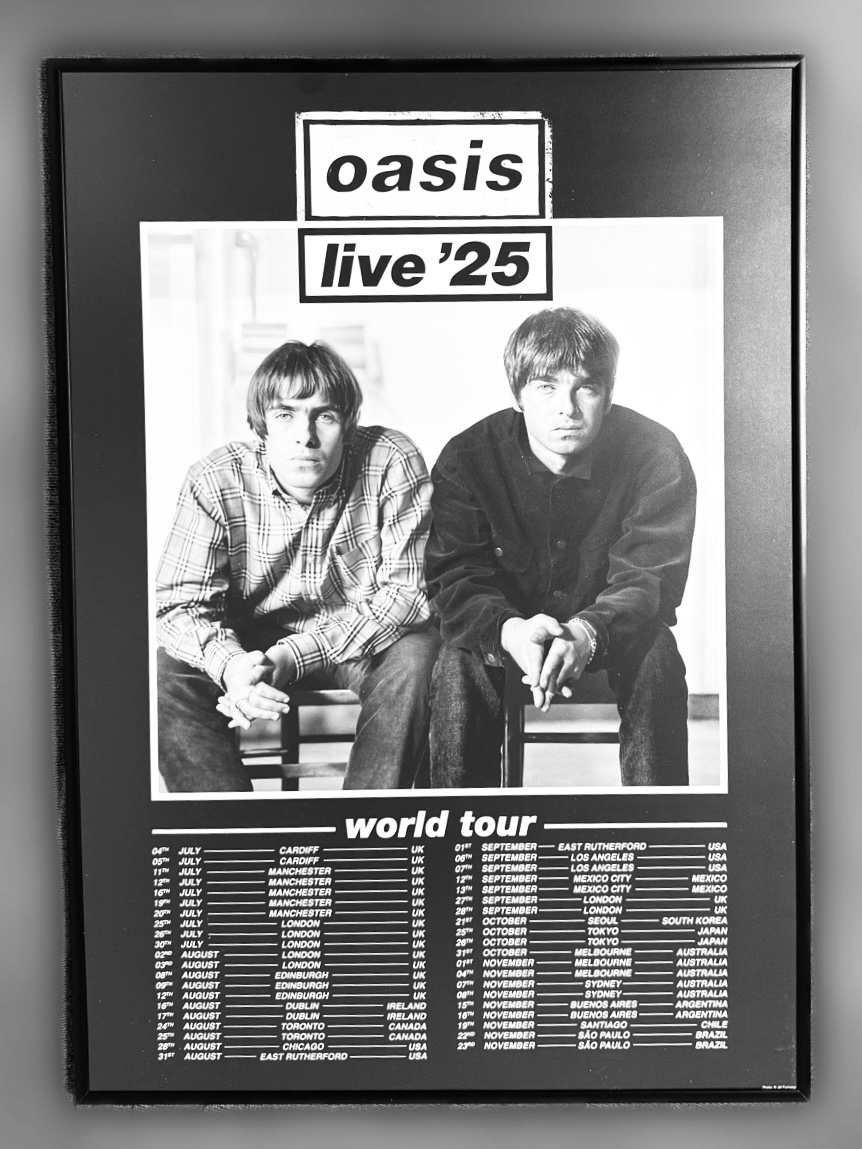 Oasis Live '25 Tour Photo Monoポスター、額に入れたらいい感じ