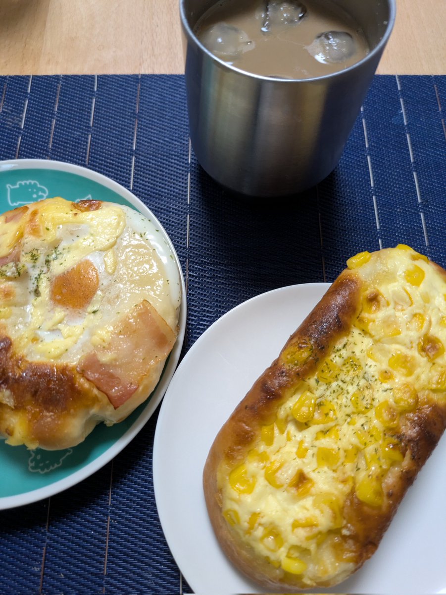 おはようございます☀
3連休の初日は79円のパン2個から！笑
ちょっとウォーキング行ってこよっと。笑