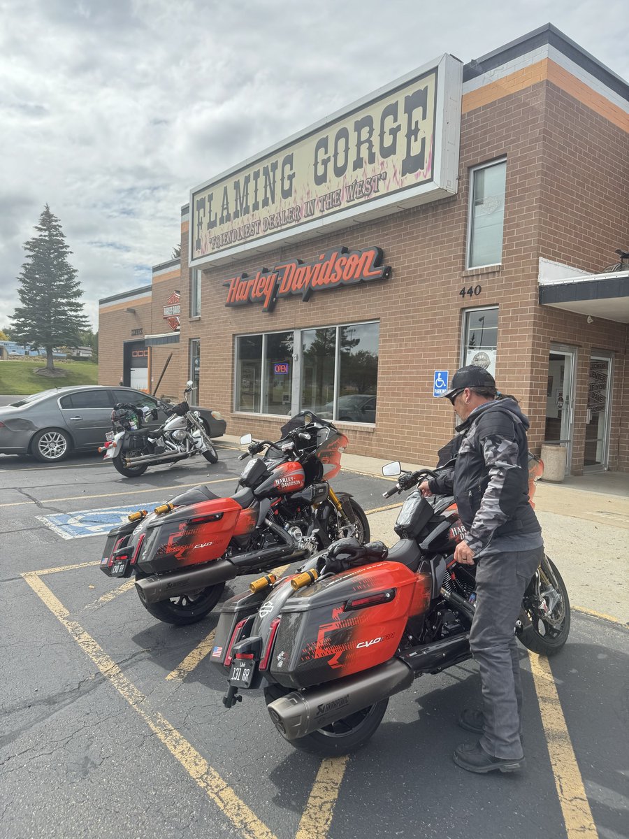 ernestleedotcom's tweet photo. Great visit to @flaminggorgehd. Thank you Dennis for fixing me up with the exhaust heat shield bolts that had rattled loose on our ride. Onward!
#harleydavidson #harleydavidsonracing
#cvorr
#cvoroadglide
#fastjohnnie https://t.co/umPuPBfGY4