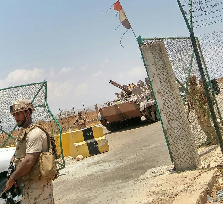 التحالف وأدواته يكذبون علينا منذ عشر سنوات باسم «محاربة الحوثي» بينما نرى أراضينا وجزرنا وثرواتنا تسلم وتباع لدول أجنبية أمام أعيننا، ولم يعد لنا قرار ولا سيادة على أرضنا ورغم ذلك، لا يزالون بلا ذرة حياء يحاولون إسكاتنا عندما نتحدث عن فسادهم وعبثهم هذا، بحجة مواجهة الحوثي! أي