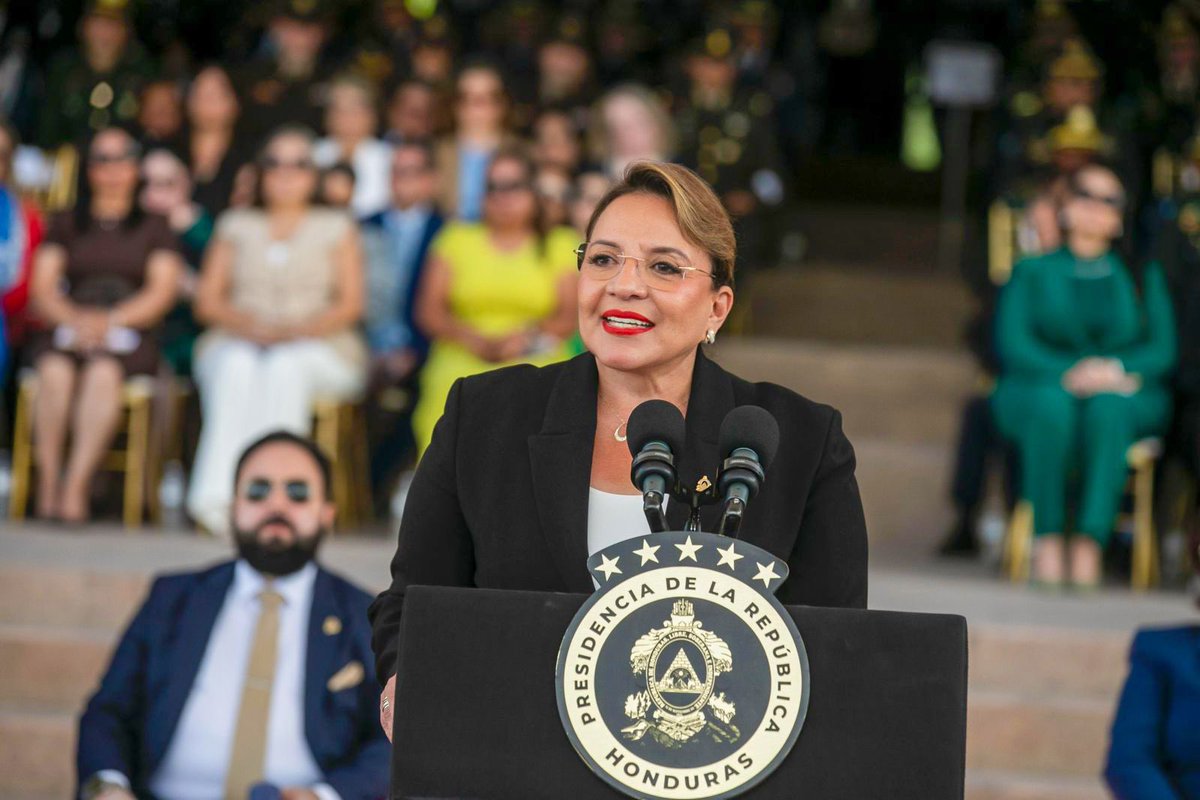 GobXiomaraHN's tweet photo. 👩🏻‍💼La Presidenta Constitucional de la República de Honduras, @XiomaraCastroZ, señaló: “Con honor conmemoramos el natalicio del General José Francisco Morazán Quesada el más grande de nuestros próceres, símbolo eterno de la libertad la democracia y la unión de Centroamérica; este año celebramos los doscientos años del nacimiento de las Fuerzas Armadas, institución que hoy refleja la dignidad el valor la conciencia patriótica que Morazán encarnó hasta su último aliento”. 

🔺Lo anterior fue expresado este día por la mandataria durante la conmemoración del Día del Soldado Hondureño en Campo de Parada Marte.