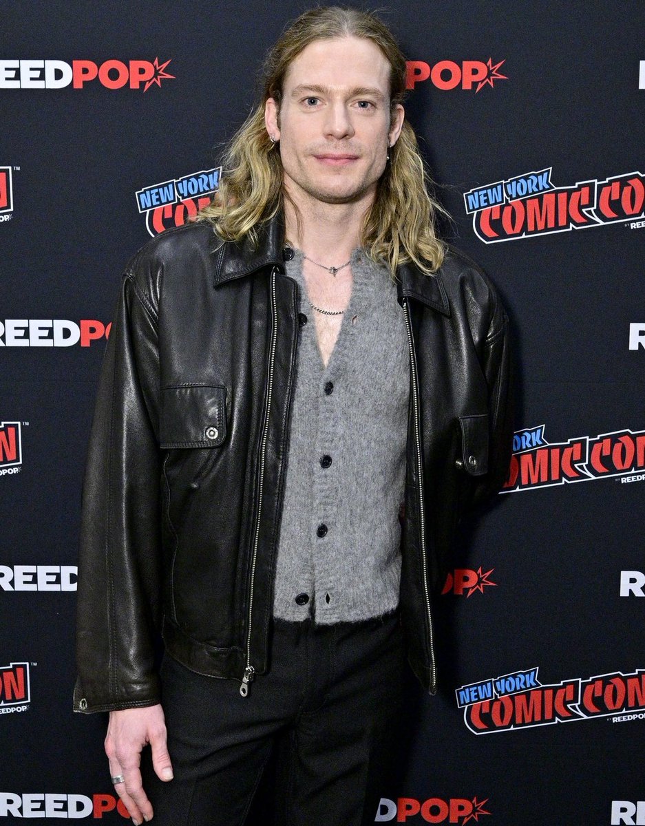 TheEggsos's tweet image. idk how to explain it but that's literally an actual frontman of a rock band like sam reid the actor is literally gone